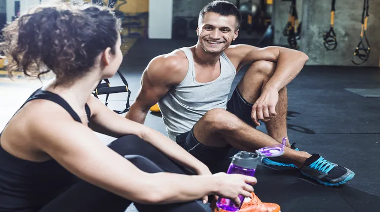 trening siłowy kobiety i mężczyzny