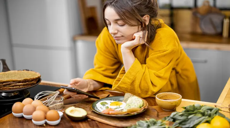 kobieta szukająca pomysł na śniadanie