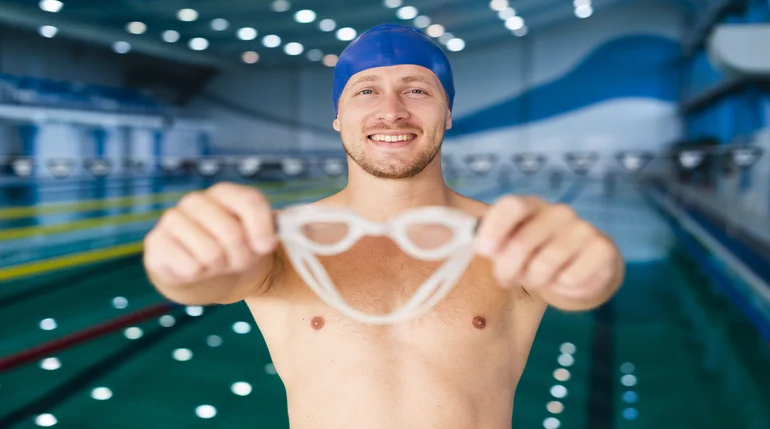 mężczyzna starający się szybko poprawić kondycję na basenie