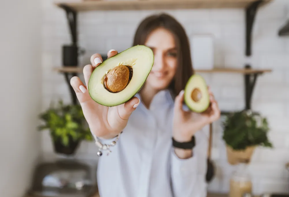 kobieta je awokado na diecie ketogenicznej
