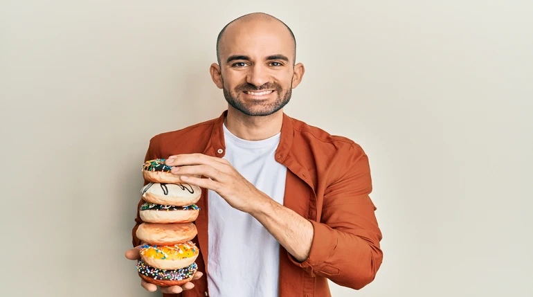 mężczyzna z dużą ilością cukrów w swojej diecie