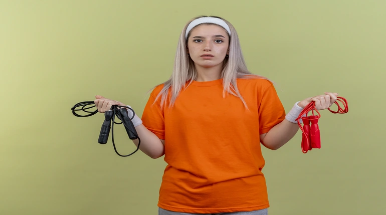 kobieta zastanawiająca się jak zwiększyć motywację do treningu