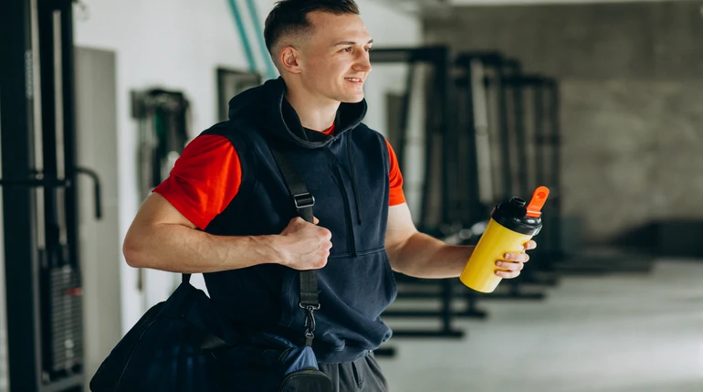 mężczyzna z odżywką przedtreningową