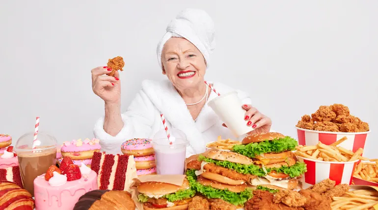 kobieta z produktami o wysokim poziomie cholesterolu