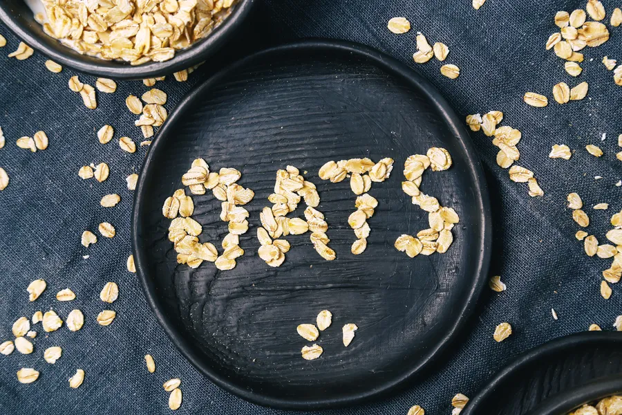 Napis z płatków owsianych na czarnym tle.