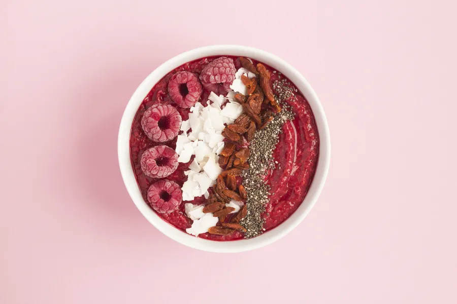 Owsianka z malinami, kokosem, jagodami goi i nasionami chia.