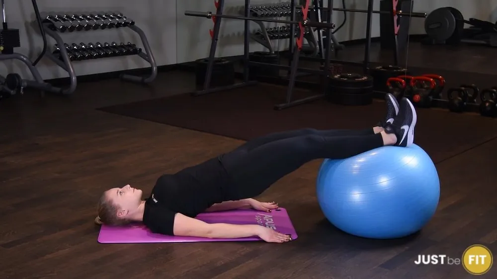 ćwiczenia na pośladki prostowanie kolan z nogami na piłce do ćwiczeń