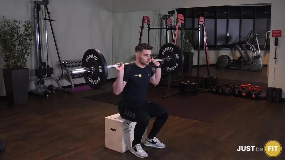ćwiczenia na pośladki przysiad ze sztangą na skrzynię