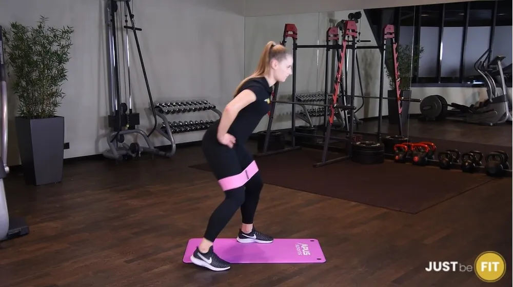 ćwiczenia na pośladki monster walk z gumą mini band