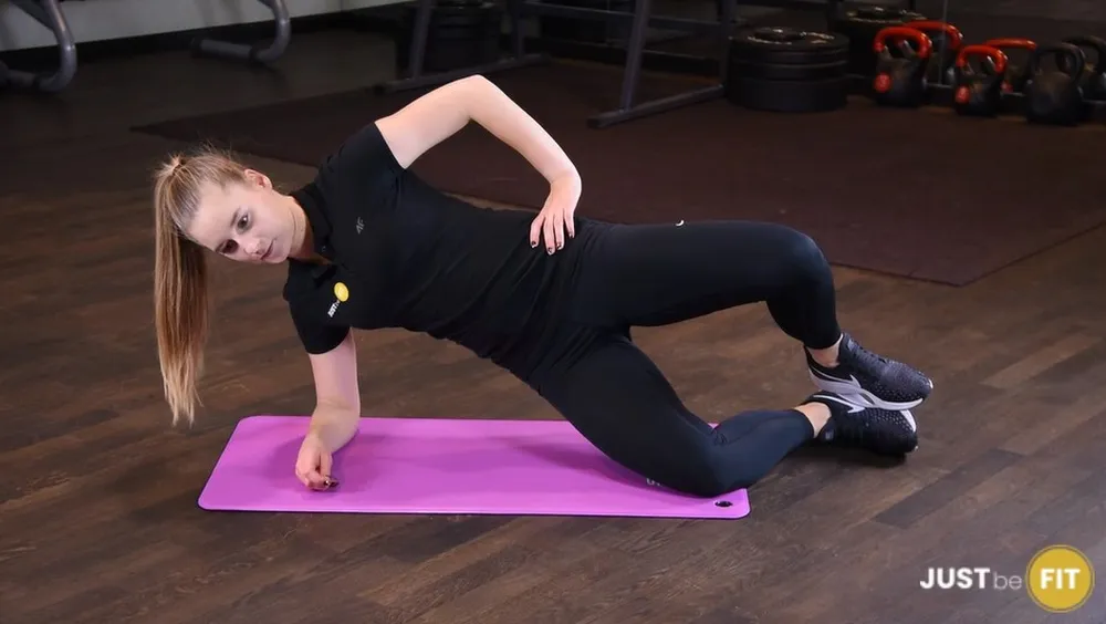 ćwiczenia na pośladki clamshell w podporze bokiem