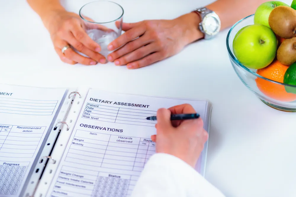 dietetyk kliniczny zapisuje swoje obserwacje i ocenę diety