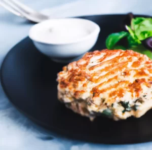 Burgery z łososia z sosem tzatziki