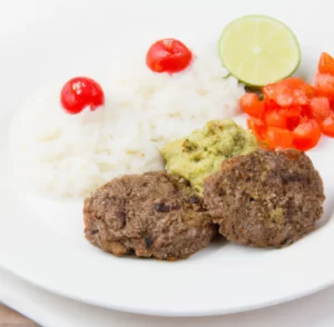 Burgery z salsą z awokado