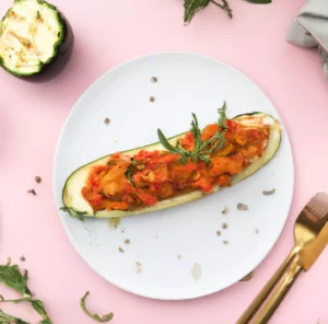 Cukinia zapiekana z sosem pomidorowym, soczewicą i beszamelem na mleku roślinnym