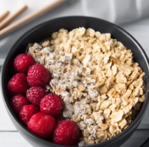 Domowa granola z bananem i malinami