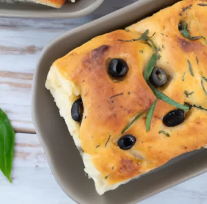Focaccia z oliwkami, rozmarynem i skórką z cytryny