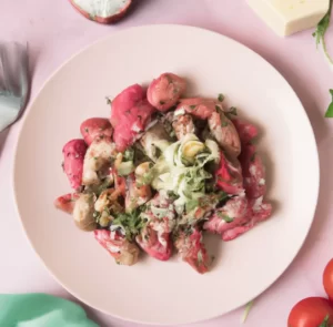 Gnocchi z zielonym pesto, burakiem i kozim serem