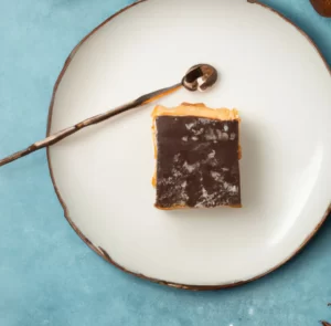 Jaglany snickers z orzechami, czekoladą, daktylami i masłem orzechowym