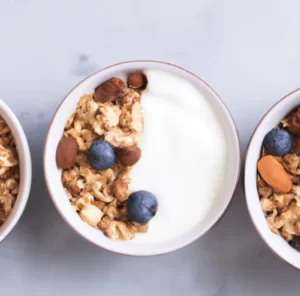 Jogurt z borówkami i orzechami