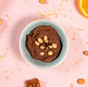 Kakaowy pudding z ciecierzycy z masłem orzechowym
