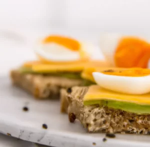 Kanapka z jajkiem awokado i serem cheddar