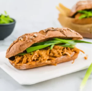 Kanapka z szarpaną wieprzowiną