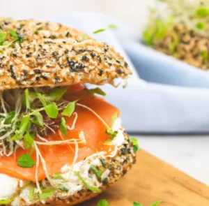 Kanapka z wędzonym łososiem