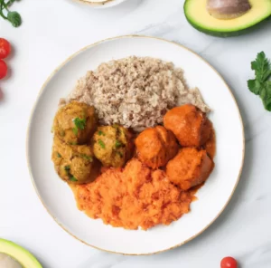 Klopsiki z indyka w sosie bbq z kaszą jęczmienną i surówką