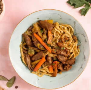 Makaron noodle po chińsku z indykiem i warzywami