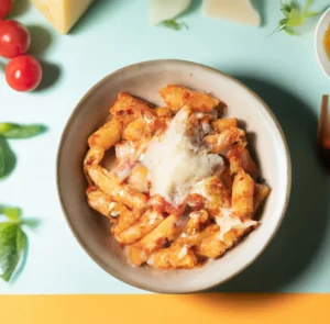 Makaron penne z indykiem, pomidorami, bakłażanem, cukinią i serem grana padano