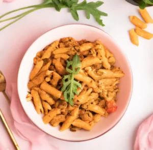 Makaron penne z sosem bolońskim z soczewicy