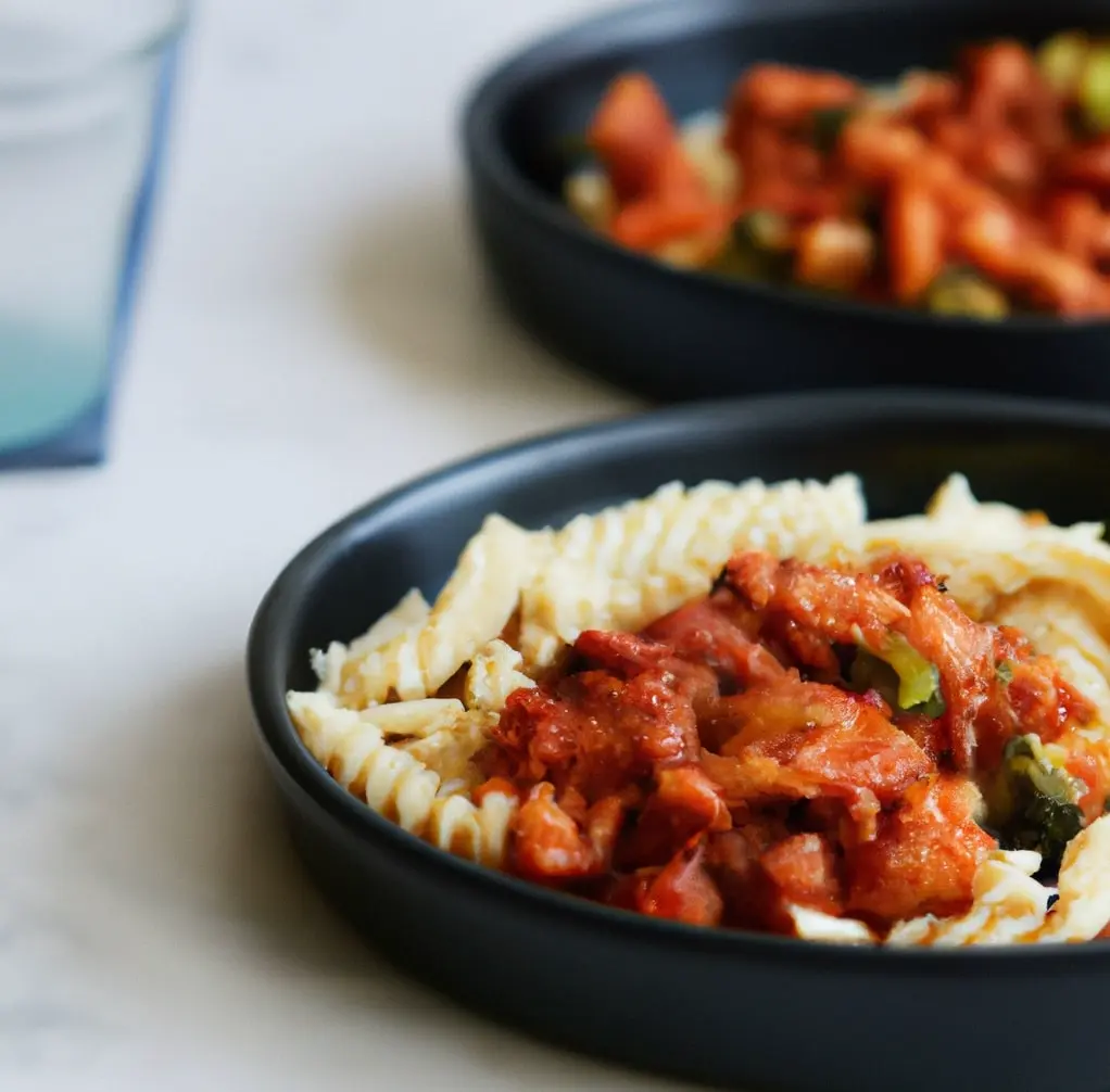 Makaron z indykiem w sosie pomidorowym