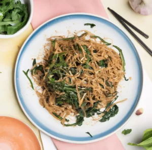 Makaron z wędzonym pstrągiem i szpinakiem