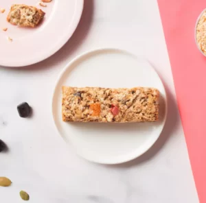 Owsiane batoniki z czekoladą, orzechami arachidowymi i miodem