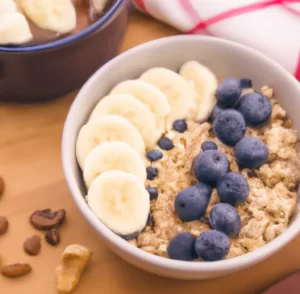 Owsianka z bananem i borówkami