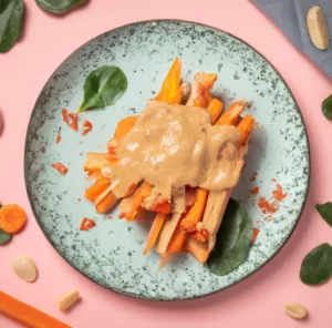 Pieczone warzywa korzeniowe z sosem sezamowym