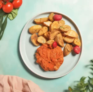 Pieczony dorsz pod warzywami w sosie musztardowym z ziemniakami