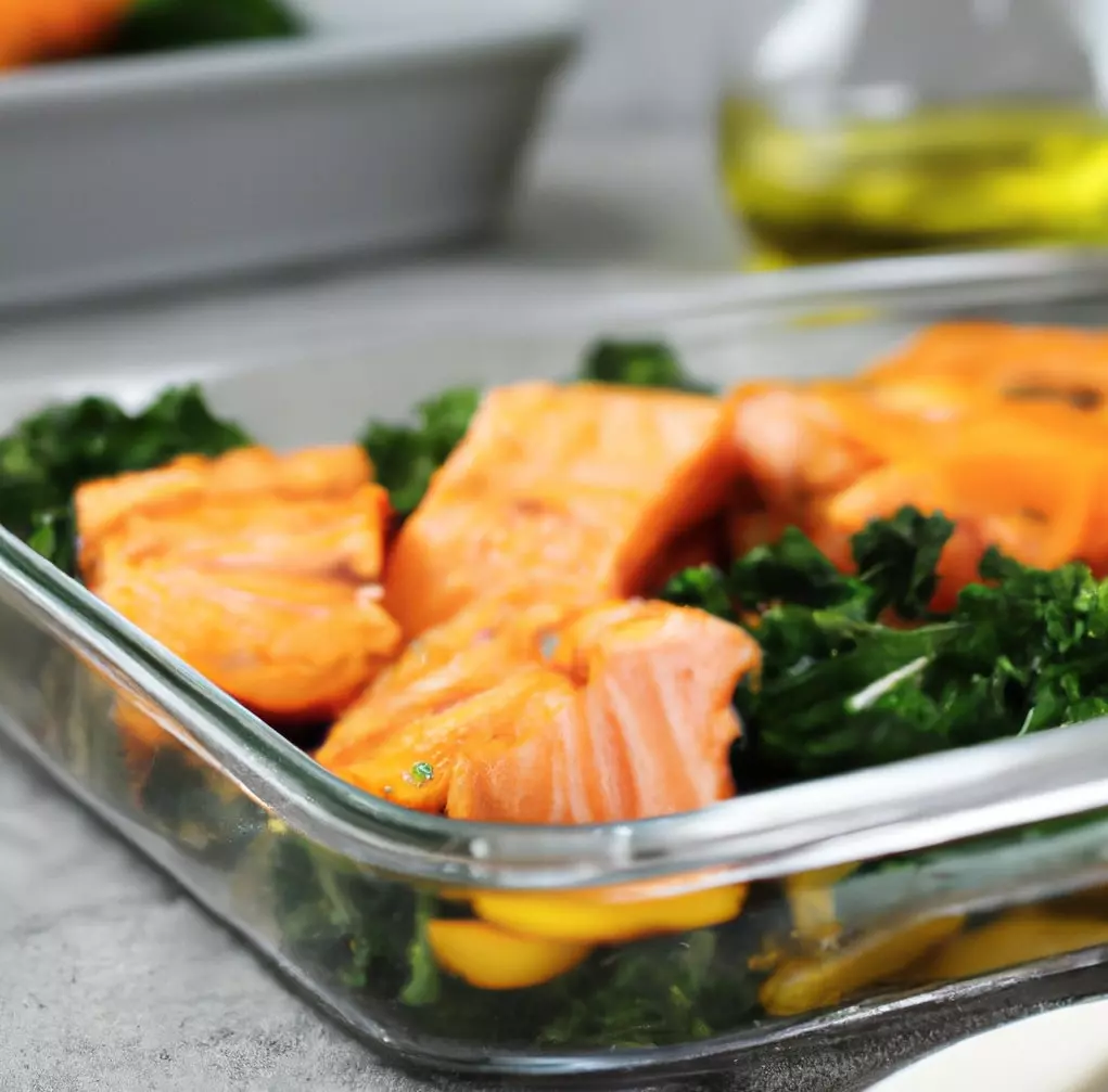 Pieczony łosoś z jarmużem i batatami