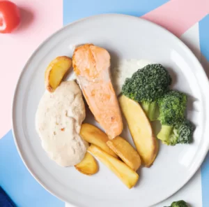 Pieczony łosoś z puree z selera i pieczonymi ziemniakami