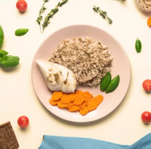 Pierś z kurczaka w sosie miodowo-musztardowym z kaszą jęczmienną i karmelizowaną marchewką