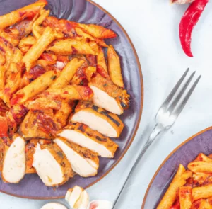 Pomidorowy makaron z grillowanym kurczakiem i bakłażanem