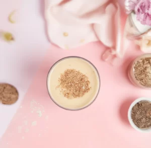 Roślinne smoothie banan-truskawki-mięta