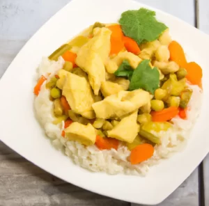 Ryż z kalafiora z kurczakiem i warzywami