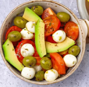 Sałatka z awokado i mozzarellą