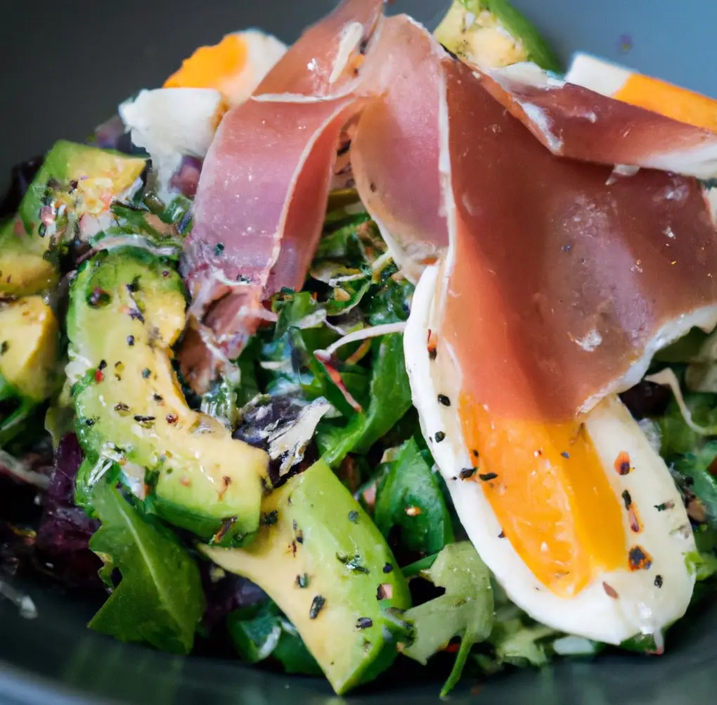 Sałatka z awokado, szynką prosciutto i jajkiem