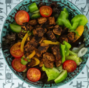 Sałatka z czosnkowym tofu