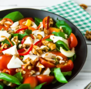 Sałatka z fetą, pomidorkami i chili