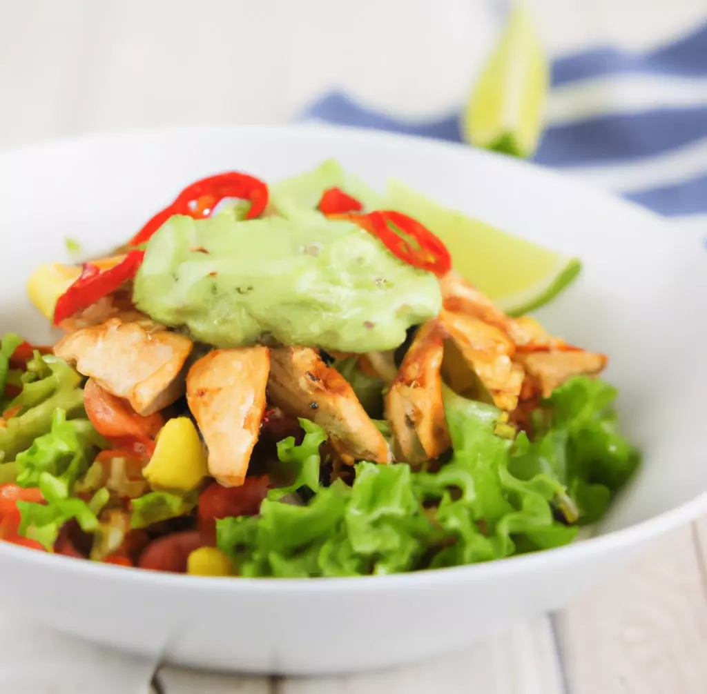 Sałatka z kurczakiem i awokado