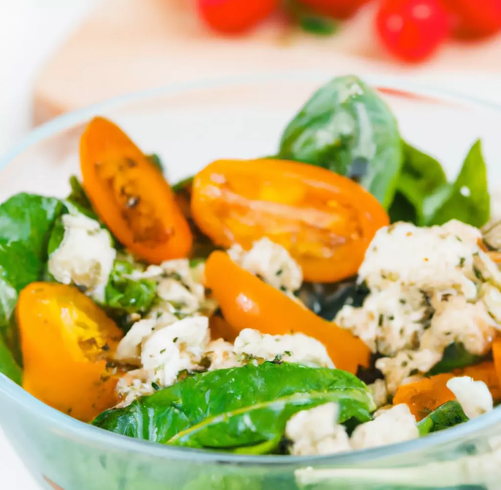 Sałatka z kurczakiem i serem feta