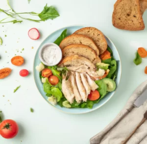 Sałatka z kurczakiem, serem grana padano i grzankami